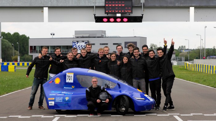 groepsfoto met logo groot nabewerkt.jpg